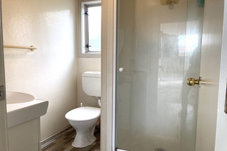 Photo of property in 36 Madigan Place, Glendene, Auckland, 0602