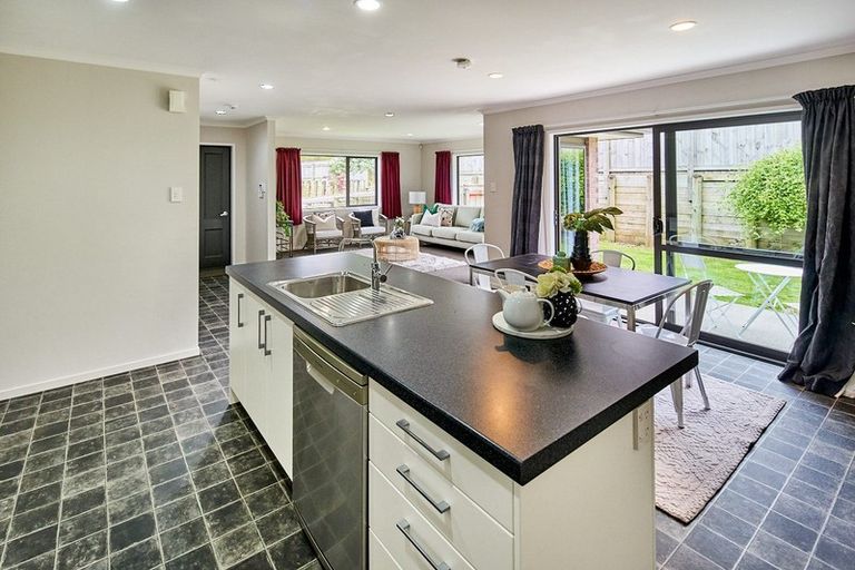 Photo of property in 70 Sunstone Crescent, Timberlea, Upper Hutt, 5018