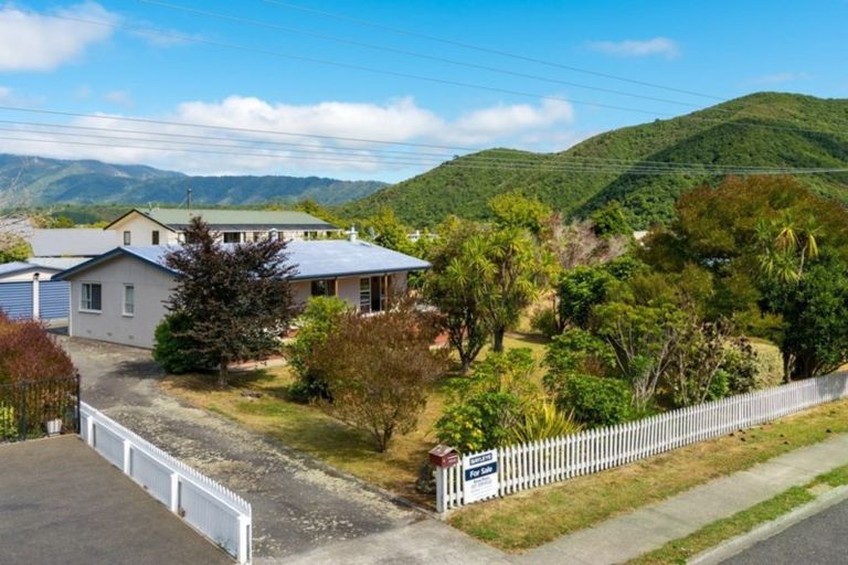 Photo of property in 6 Waimarama Street, Waikawa, Picton, 7220