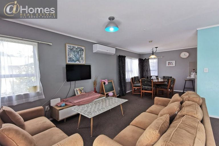 Photo of property in 4/92 Awaroa Road, Sunnyvale, Auckland, 0612