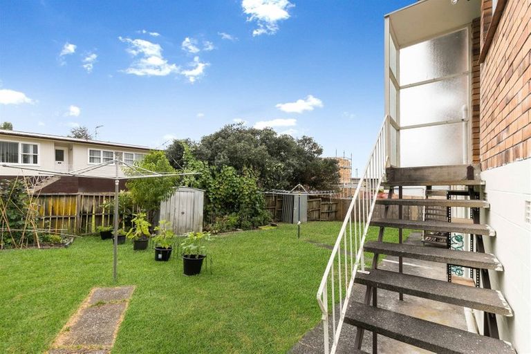 Photo of property in 1/2 Halberg Street, Glenfield, Auckland, 0629