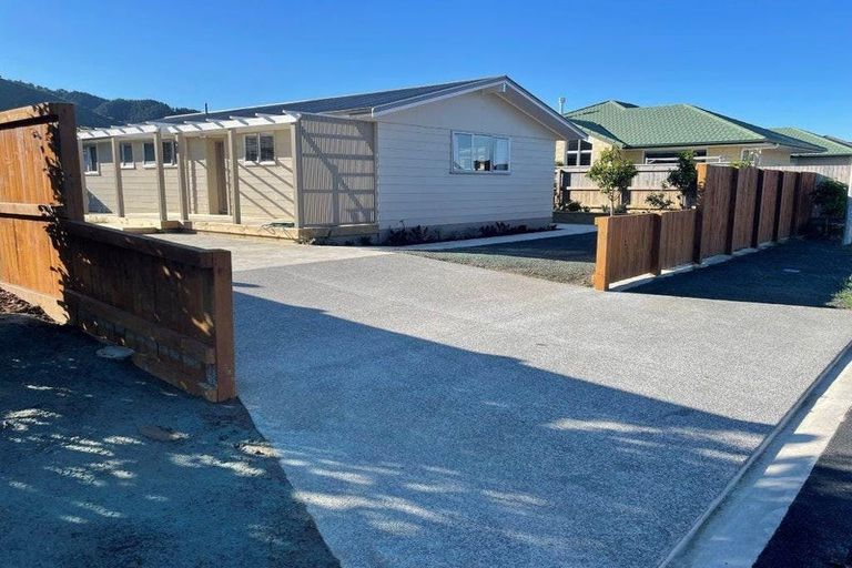 Photo of property in 1a Saint Vincent Way, Waikanae, 5036