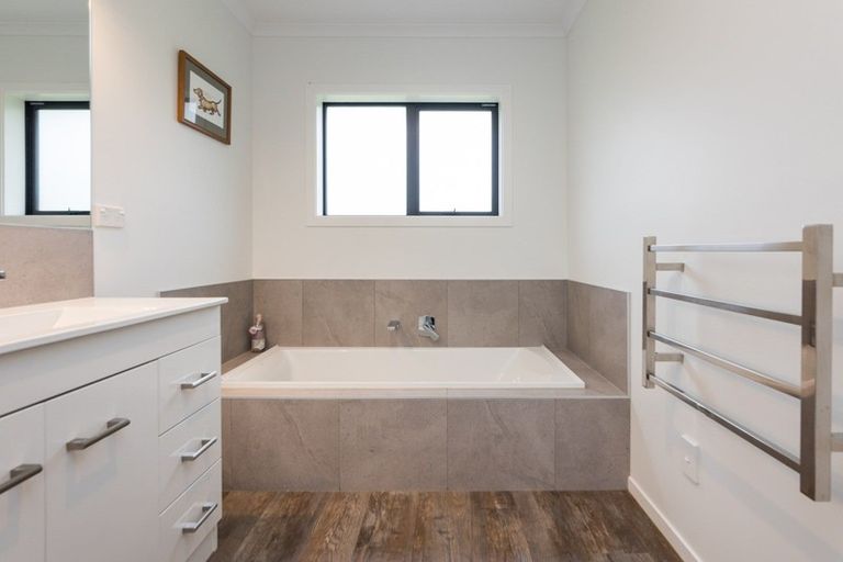 Photo of property in 52 Centre Road, Aokautere, Palmerston North, 4471