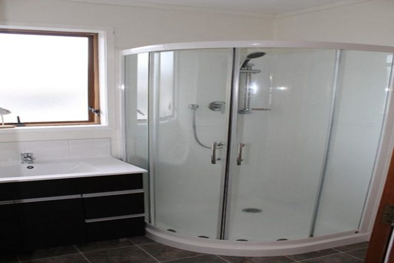 Photo of property in 5 Waari Avenue, Sunnyvale, Auckland, 0612