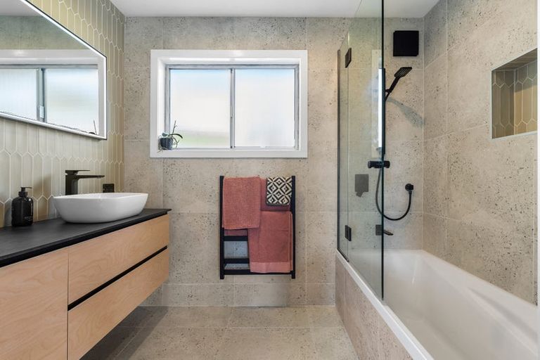 Photo of property in 1/26 Nor'east Drive, Northcross, Auckland, 0632
