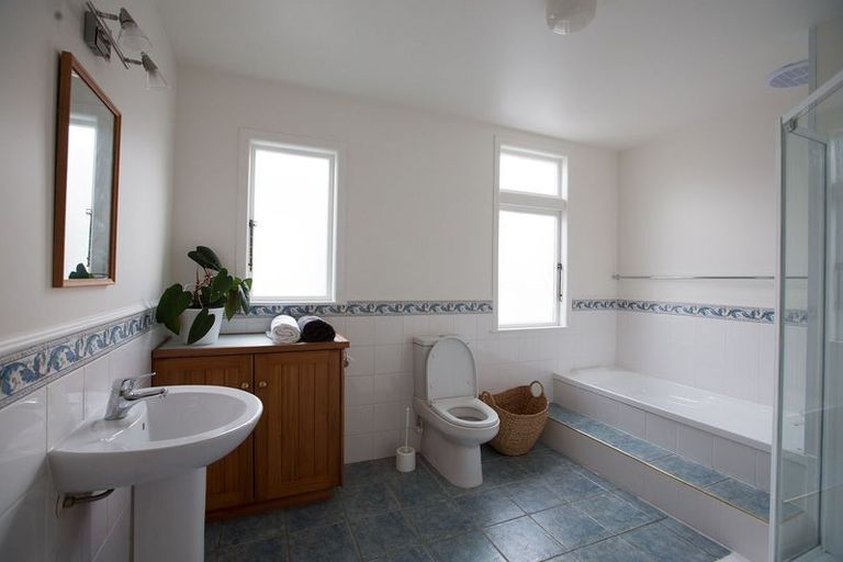 Photo of property in 5 Gilbert Street, New Plymouth, 4310