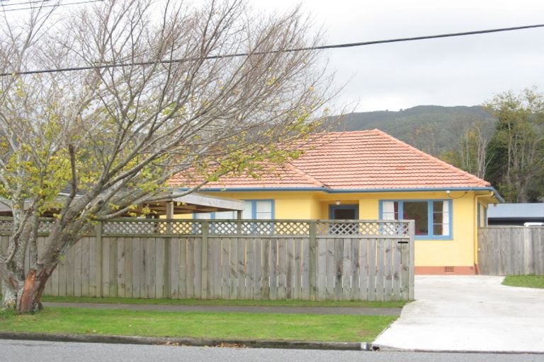 Photo of property in 24b Hawthorn Crescent, Stokes Valley, Lower Hutt, 5019