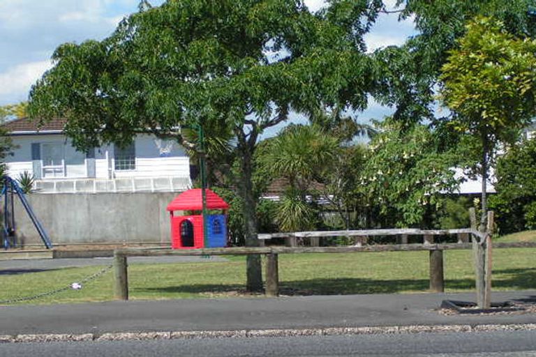 Photo of property in 2/33 Queen Street, Northcote Point, Auckland, 0627