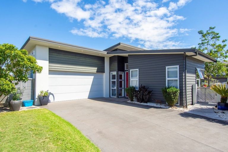 Photo of property in 15 Ella Place, Papamoa Beach, Papamoa, 3118