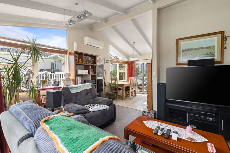 Photo of property in 6 Tamahere Drive, Glenfield, Auckland, 0629