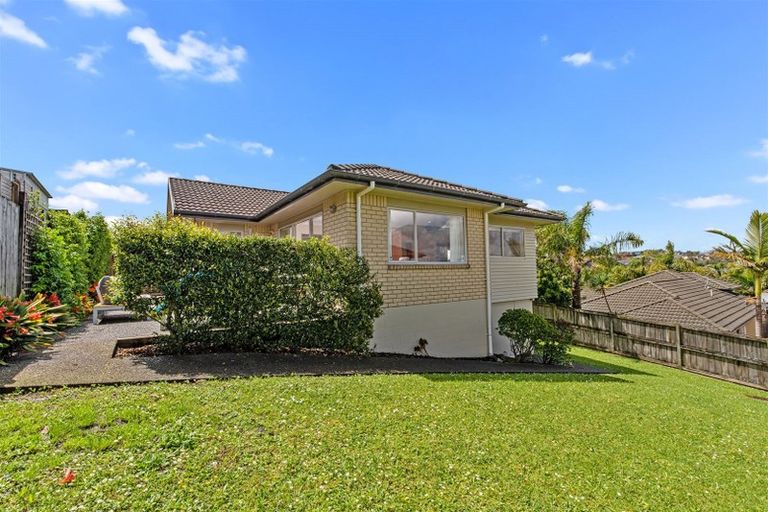Photo of property in 22 Rising Parade, Fairview Heights, Auckland, 0632