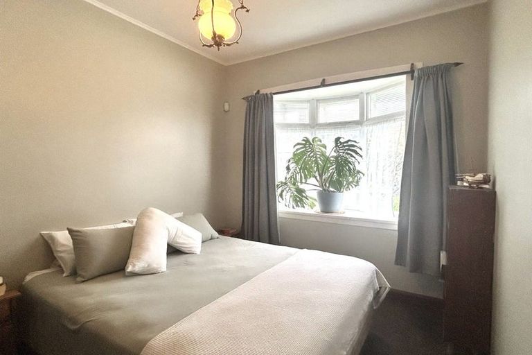 Photo of property in 127 Onepu Road, Lyall Bay, Wellington, 6022