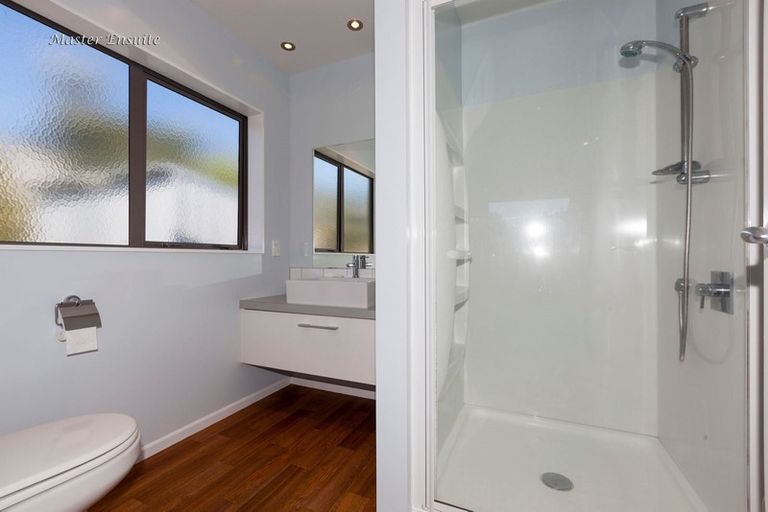 Photo of property in 26 Bluewater Place, Paraparaumu, 5032