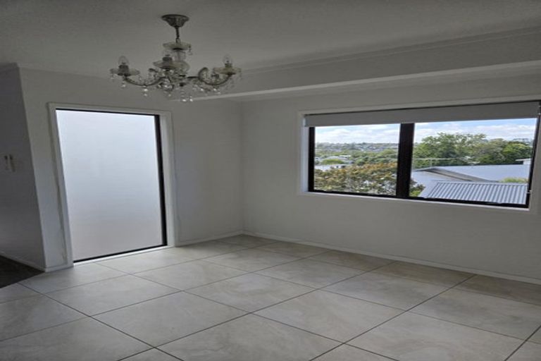 Photo of property in 1/95 Bond Crescent, Forrest Hill, Auckland, 0620