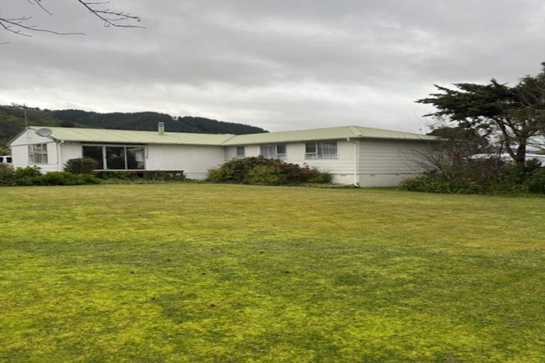 Photo of property in 18 Utauta Street, Waikanae, 5036