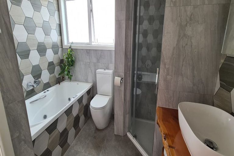 Photo of property in 2/100 Manuka Road, Bayview, Auckland, 0629