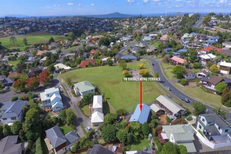 Photo of property in 2/9 Bronzewing Terrace, Unsworth Heights, Auckland, 0632