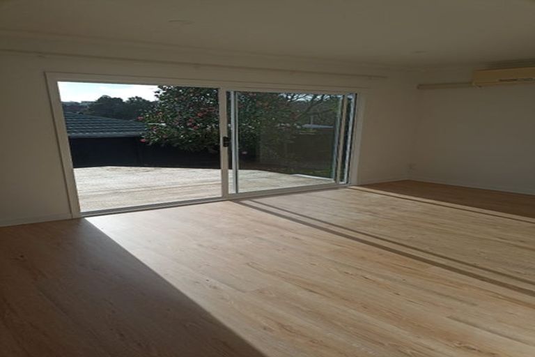 Photo of property in 2/462 East Coast Road, Windsor Park, Auckland, 0630