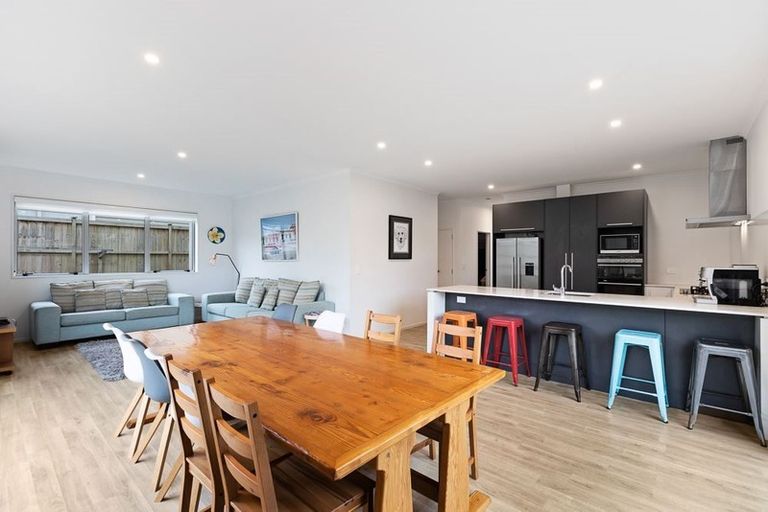 Photo of property in 11 Kukuwai Avenue, Red Beach, 0932