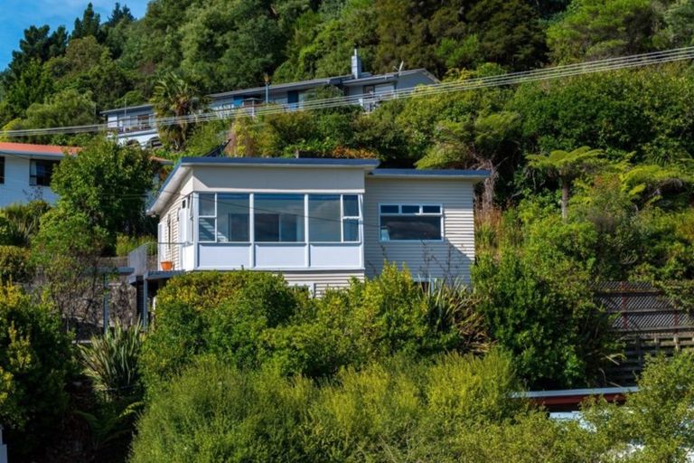 Photo of property in 35 Milton Terrace, Picton, 7220