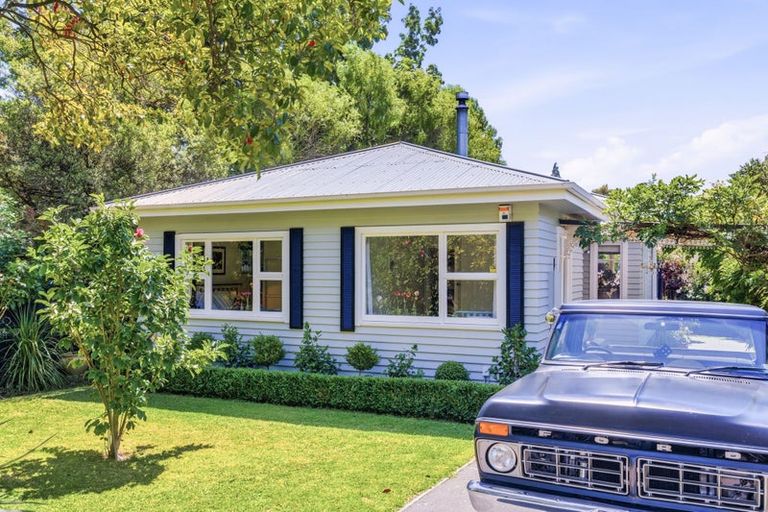 Photo of property in 32 Martindales Road, Heathcote Valley, Christchurch, 8022