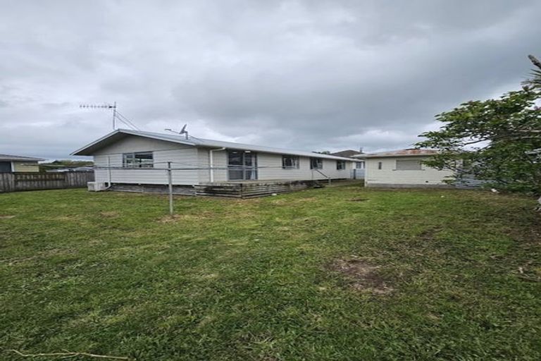 Photo of property in 71 Queenwood Road, Levin, 5510