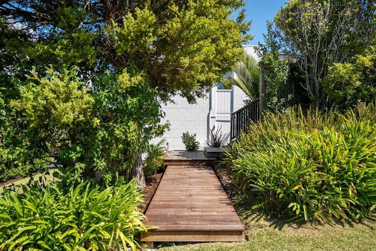 Photo of property in 2/86 Seaview Road, Castor Bay, Auckland, 0620