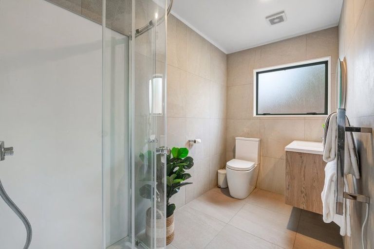 Photo of property in 28 Barbados Drive, Unsworth Heights, Auckland, 0632