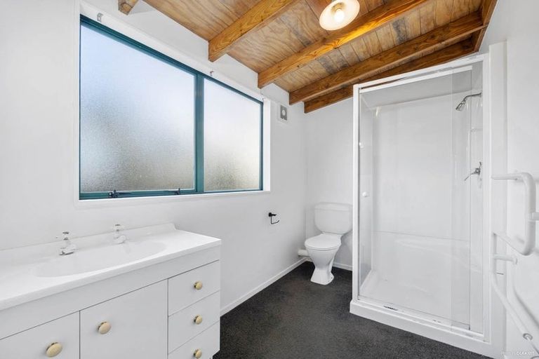 Photo of property in 2/470 East Coast Road, Windsor Park, Auckland, 0630