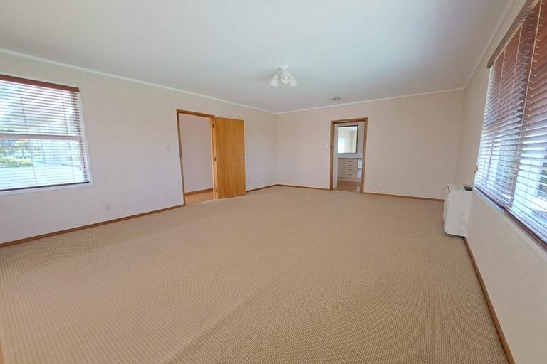 Photo of property in 5 South Pacific Place, Henderson, Auckland, 0612