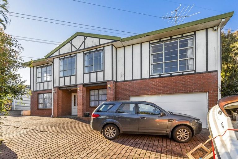 Photo of property in 30 Hoskins Avenue, Hillsborough, Auckland, 1042