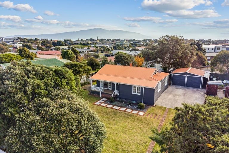 Photo of property in 12 Hicks Crescent, Waikanae Beach, Waikanae, 5036
