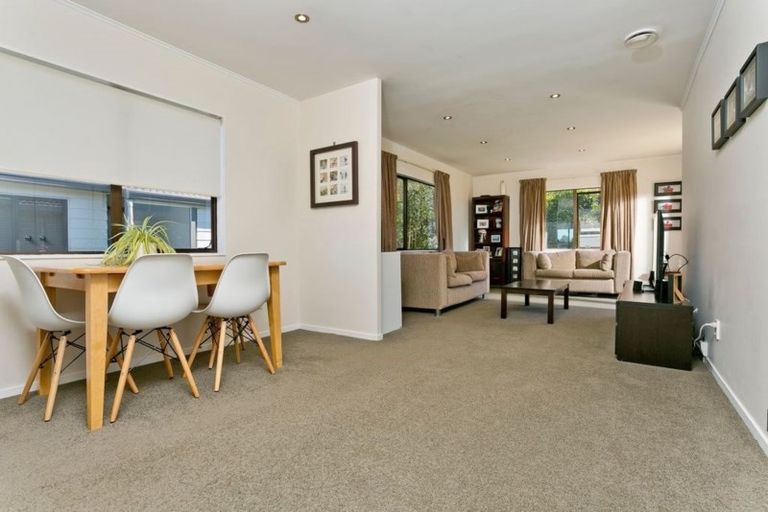 Photo of property in 2/12 Remus Place, Totara Vale, Auckland, 0629