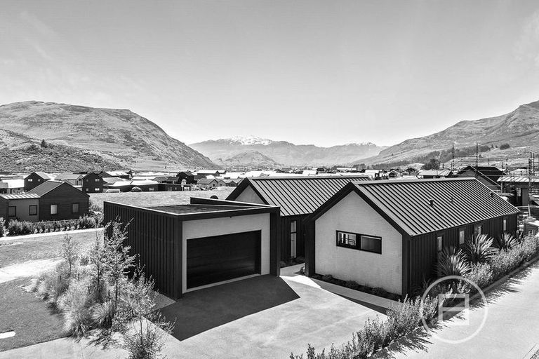 Photo of property in 52 Cunninghams Drive, Jacks Point, Queenstown, 9371