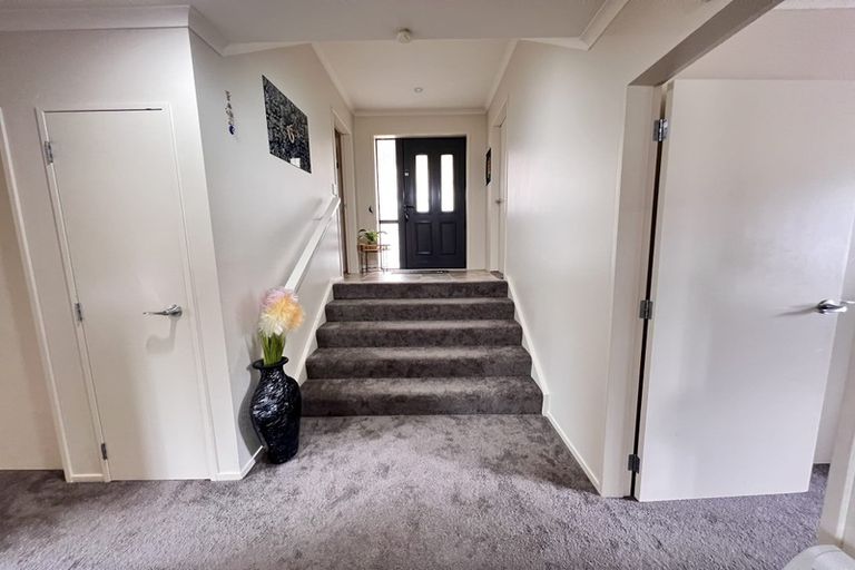 Photo of property in 25 Mcewen Crescent, Riverstone Terraces, Upper Hutt, 5018
