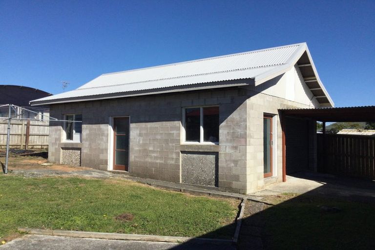 Photo of property in 5 Paton Avenue, Te Atatu South, Auckland, 0610