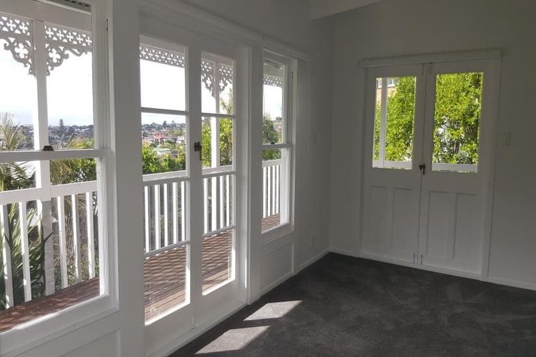 Photo of property in 35 Barker Rise, Northcross, Auckland, 0632