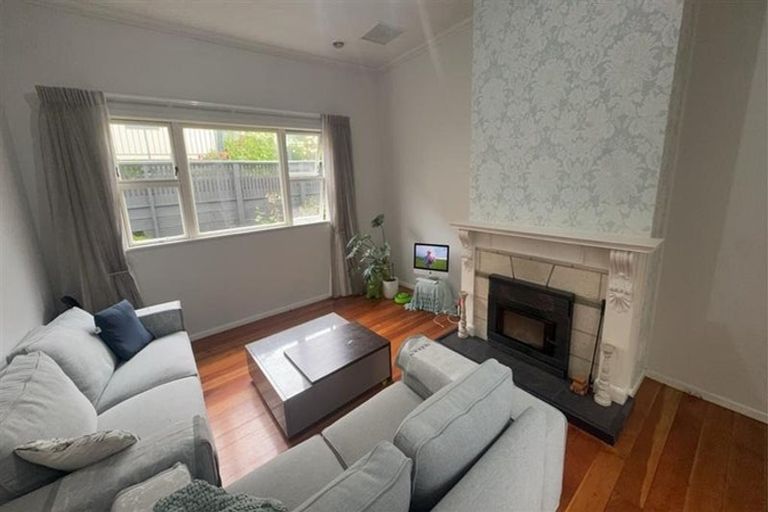 Photo of property in 42 Miromiro Road, Normandale, Lower Hutt, 5010