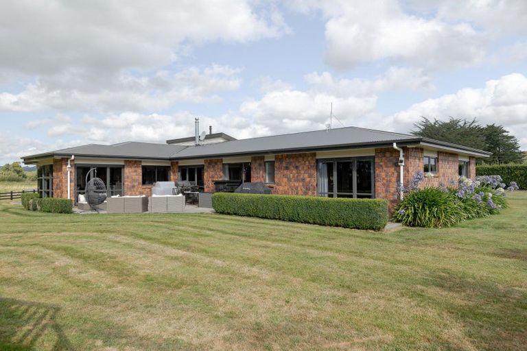 Photo of property in 37 Tawera Road, Mangatainoka, Pahiatua, 4982