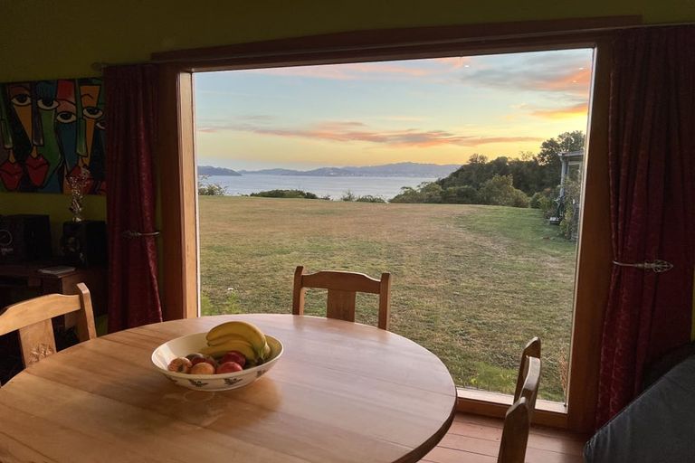 Photo of property in 18 Singers Road, Korokoro, Lower Hutt, 5012