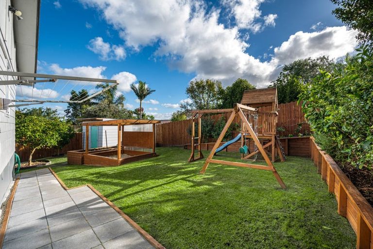 Photo of property in 15 Rosario Crescent, Red Beach, 0932