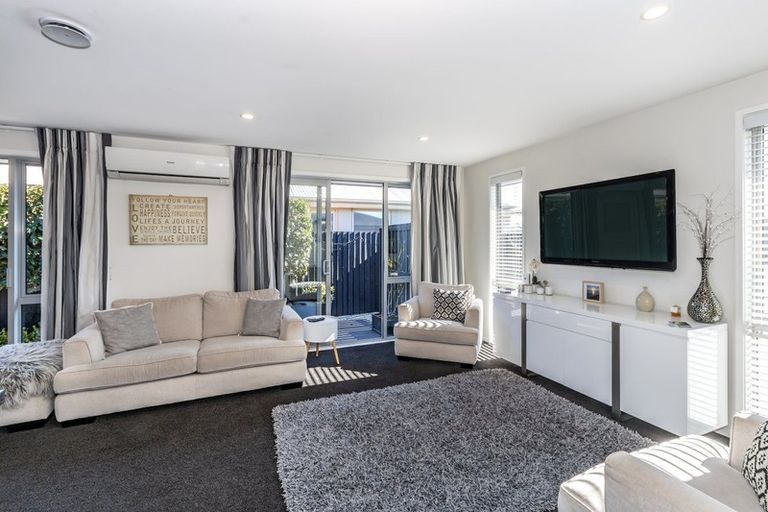 Photo of property in 21 Royal Park Drive, Parklands, Christchurch, 8083