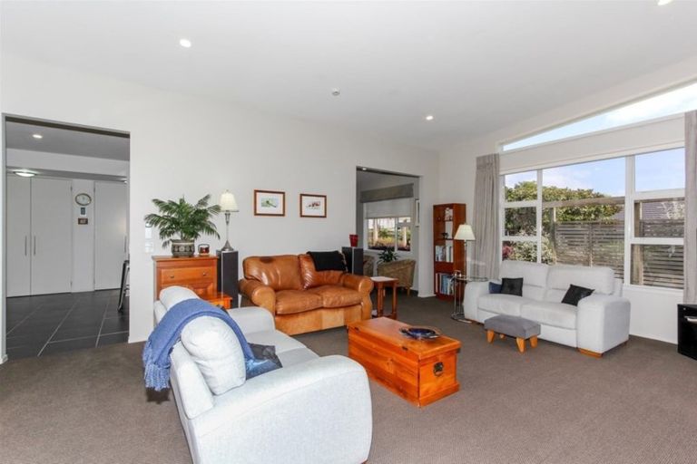 Photo of property in 10b Long Place, Frankleigh Park, New Plymouth, 4310