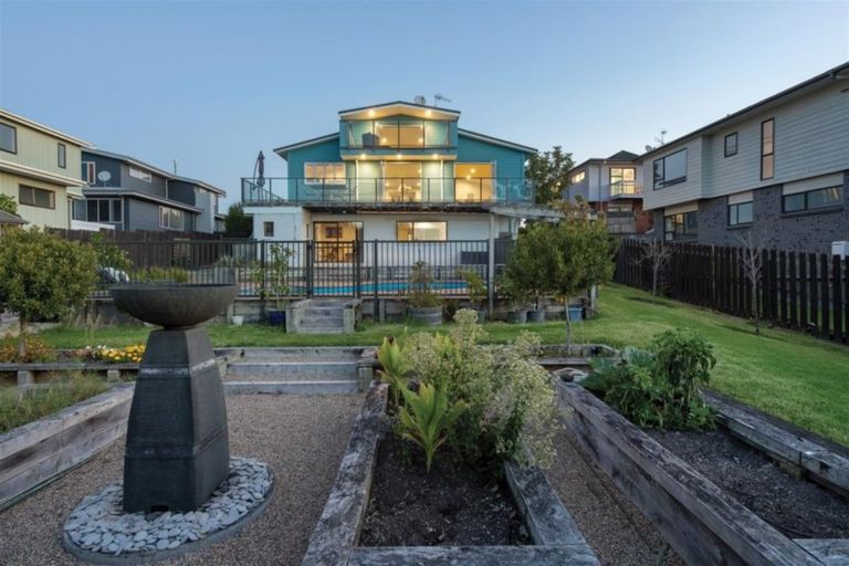 Photo of property in 16 Ridge Road, Waiake, Auckland, 0630