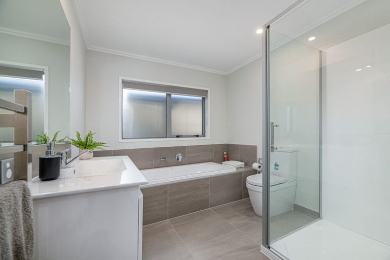 Photo of property in 16a Pine Avenue, Henderson, Auckland, 0612