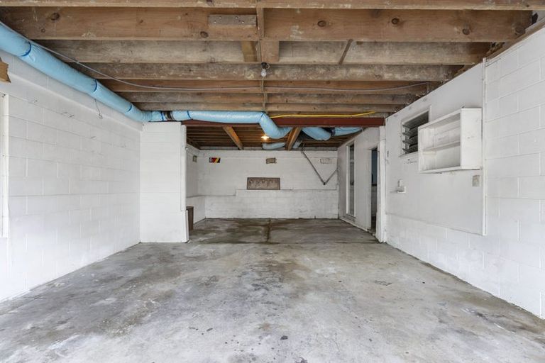 Photo of property in 176 Edmonton Road, Te Atatu South, Auckland, 0610