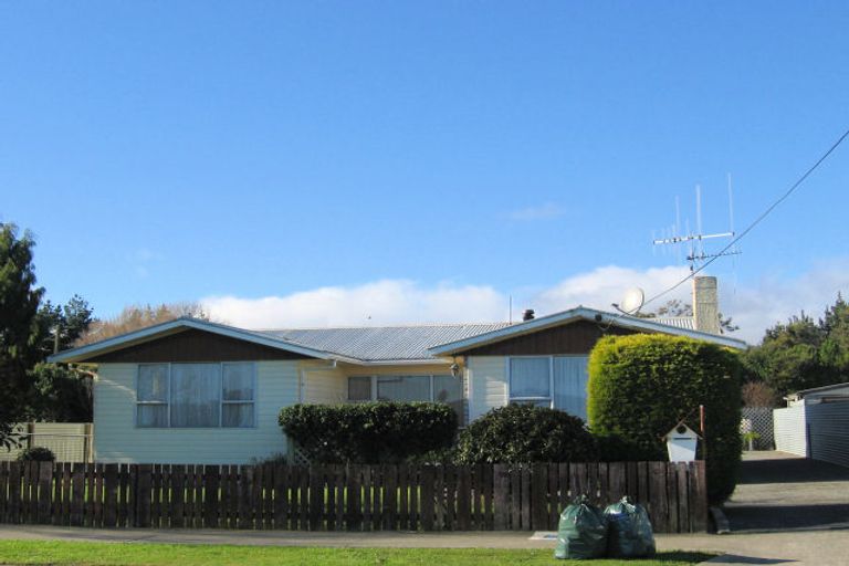 Photo of property in 16 Te Rauparaha Street, Otaki, 5512