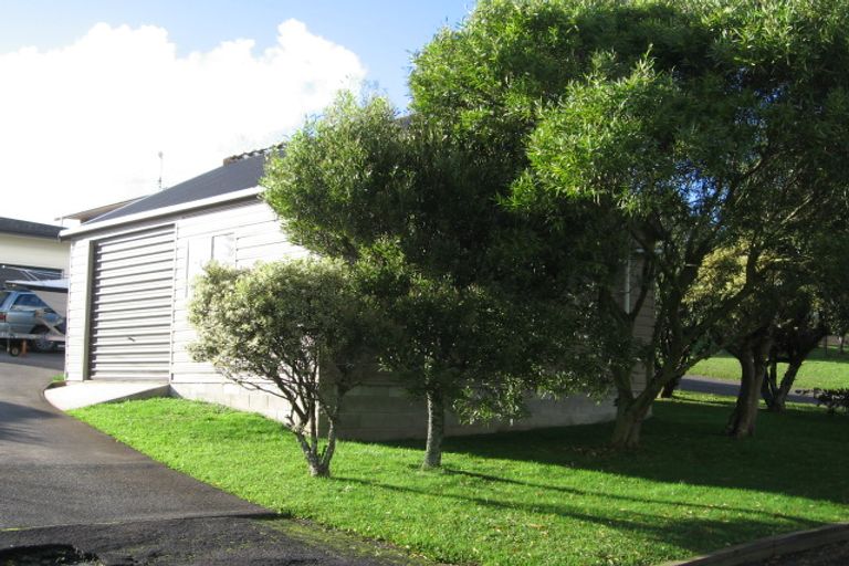 Photo of property in 102 Whangaparaoa Road, Red Beach, 0932