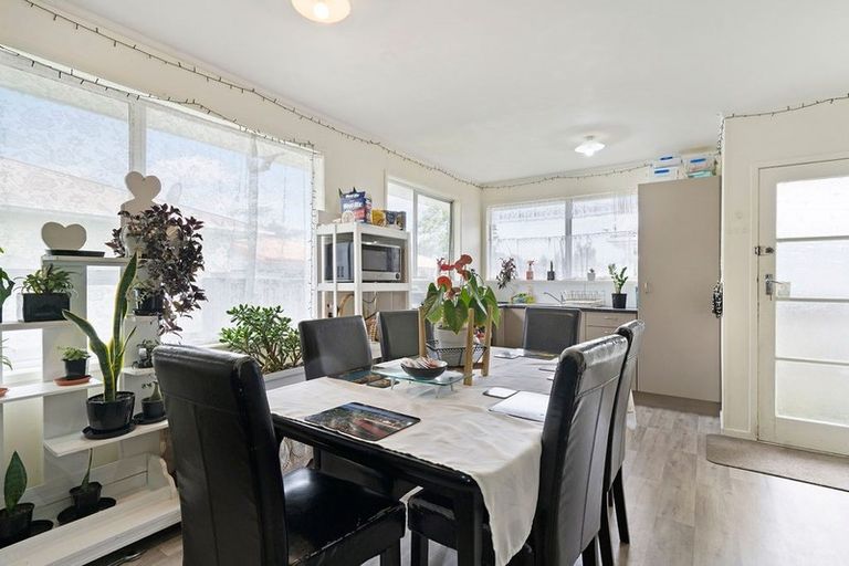 Photo of property in 1 Riverpark Crescent, Henderson, Auckland, 0610
