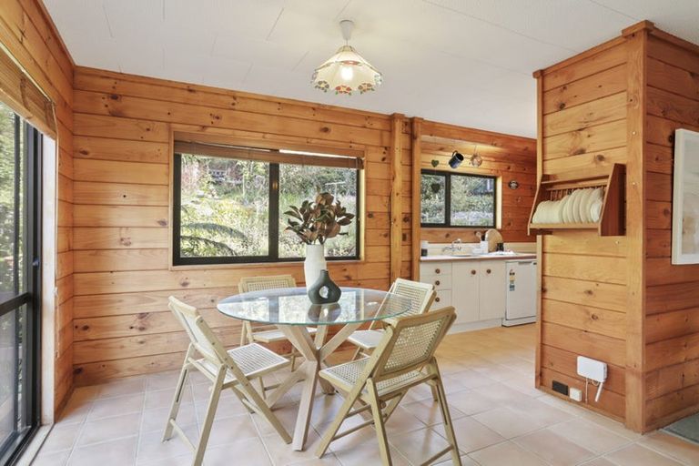 Photo of property in 14 Cochran Road, Oratia, Auckland, 0604